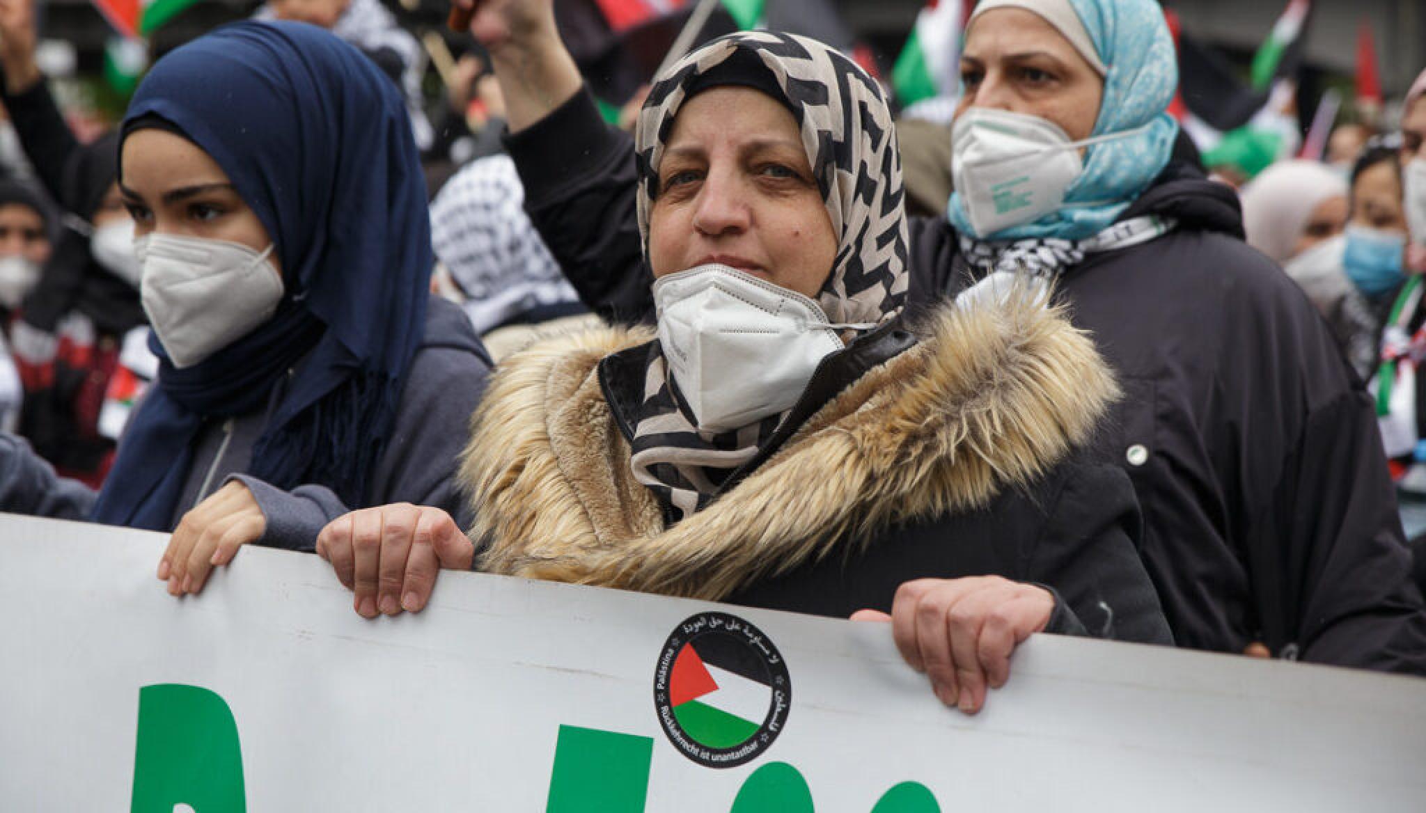 Image of a women at a rally. Image: Montecuz Foto